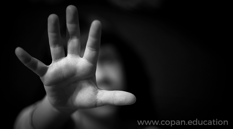 La mano de una niña en la oscuridad