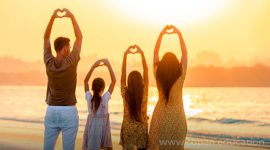 La familia joven de vacaciones se divierte mucho