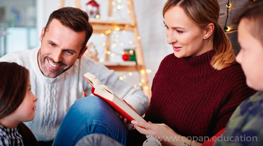 Familia feliz leyendo un libro
